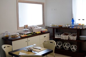 Daily continental breakfast (EUR 7 per person) - Residenza Al Castello (Carloforte)