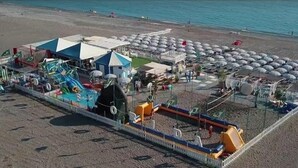 Privat strand i närheten, solstolar, parasoller och volleyboll
