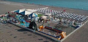 Privatstrand in der Nähe, Liegestühle, Sonnenschirme, Volleyball