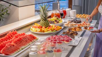 2 restaurantes, se sirven desayunos, comidas, cenas y cocina griega