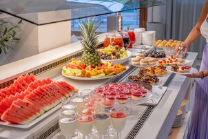 2 restaurantes; se sirven desayunos, almuerzos, cenas y cocina griega 