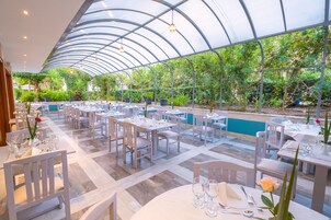 2 restaurantes; se sirven desayunos, almuerzos, cenas y cocina griega 