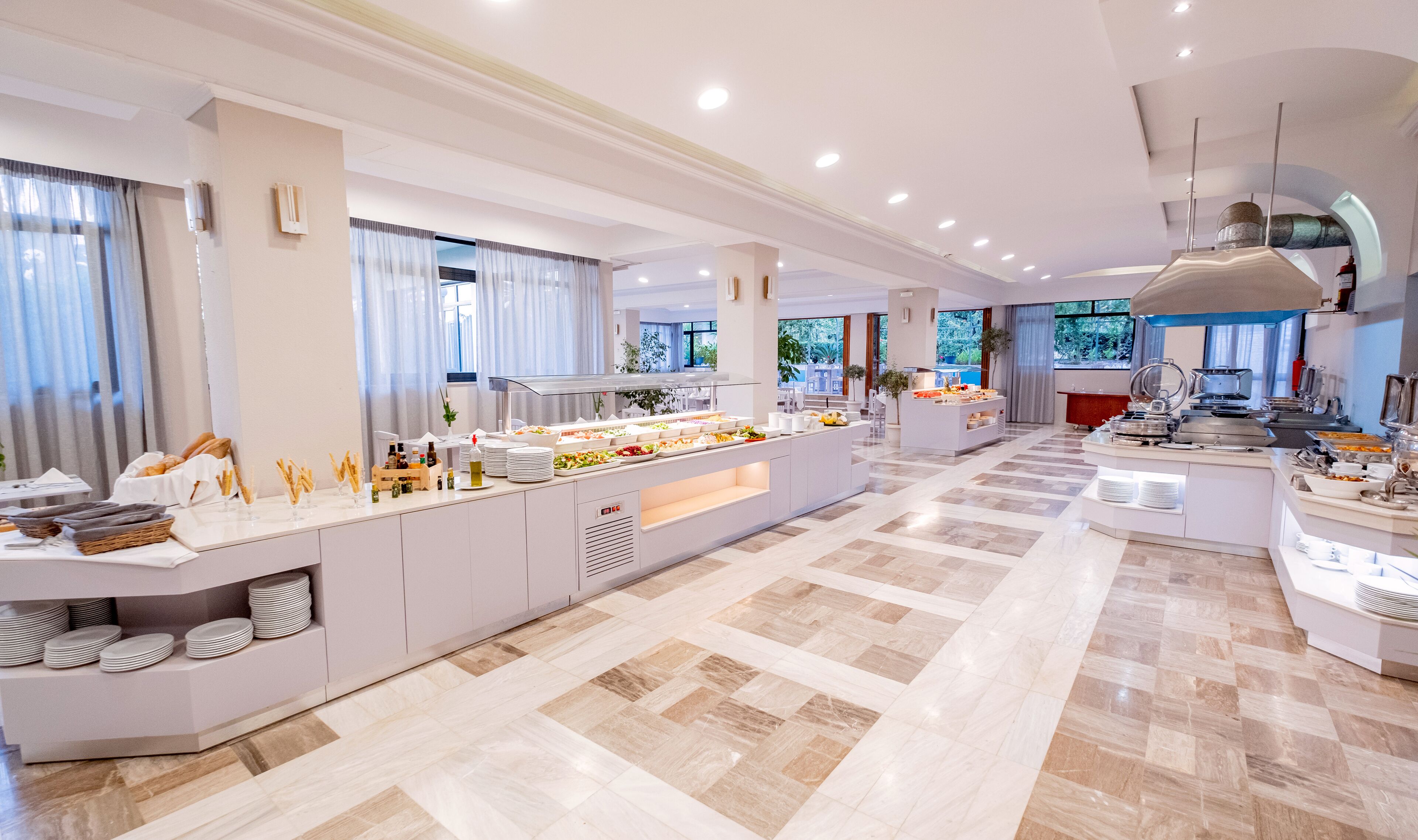 2 restaurants, breakfast, lunch, dinner served; greek cuisine