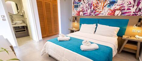 Habitación de hotel con cama, baño y zona de ducha.