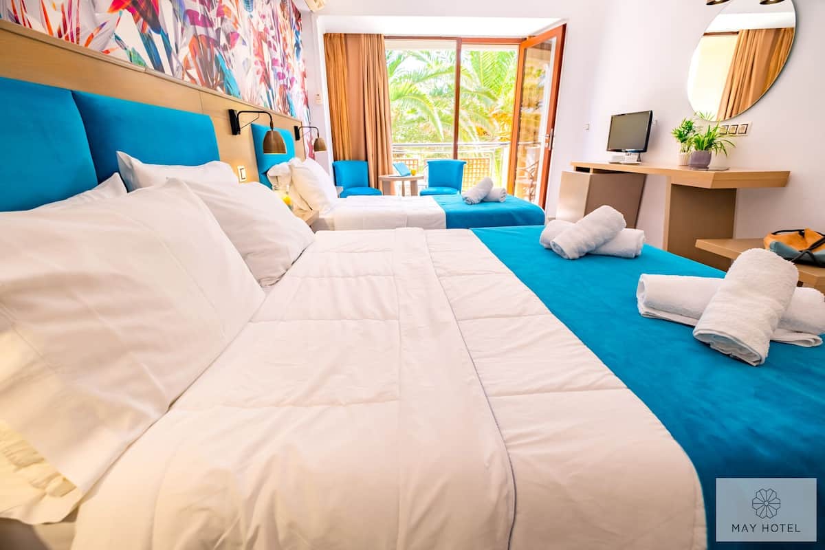 standard triple room | 1 bedroom, minibar, in-room safe, desk