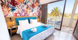 Kamar Quadruple Keluarga, pemandangan kebun | Minibar, brankas, meja kerja, dan setrika/meja setrika