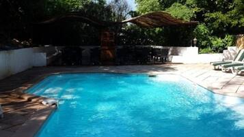 Piscine extérieure (ouverte en saison), parasols de plage