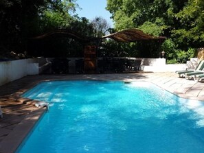 Seasonal outdoor pool, pool umbrellas, sun loungers - Hotel La Maillane (Marseille)