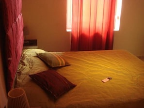 Desk, free rollaway beds, free WiFi, bed sheets - Hotel La Maillane (Marseille)