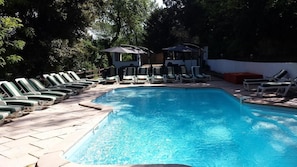 Seasonal outdoor pool, pool umbrellas, pool loungers - Hotel La Maillane (Marseille)