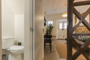 Suihku, hiustenkuivaaja, pyyhkeet