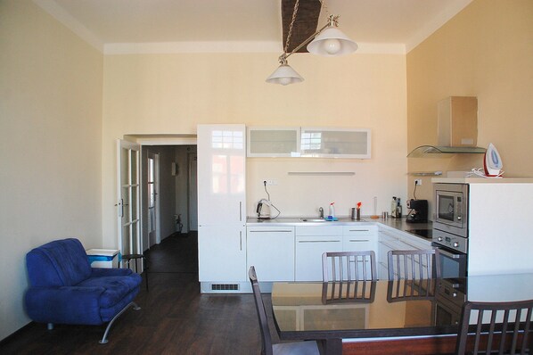 Premium Apartment, 2 Bedrooms, City View | Private kitchen
