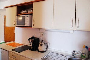 Luxury Apartment, City View | Private kitchen