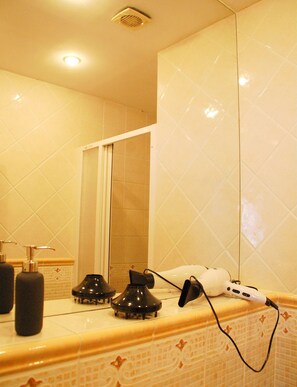 Luxury Apart Daire, Şehir Manzaralı | Banyo | Duş, havlu 