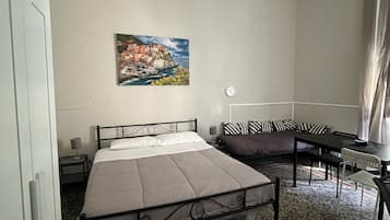 Classic-Dreibettzimmer, Gemeinschaftsbad | Schreibtisch, Babybetten, kostenloses WLAN, Bettwäsche