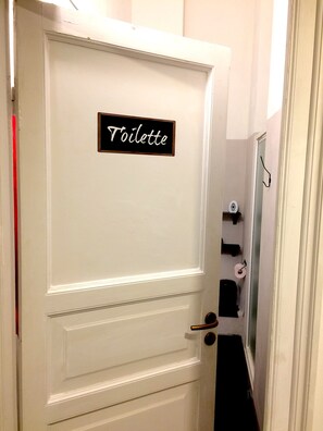 تجهيزات دش، مستلزمات مجانية للعناية الشخصية، مجففات شعر، مراحيض شطف