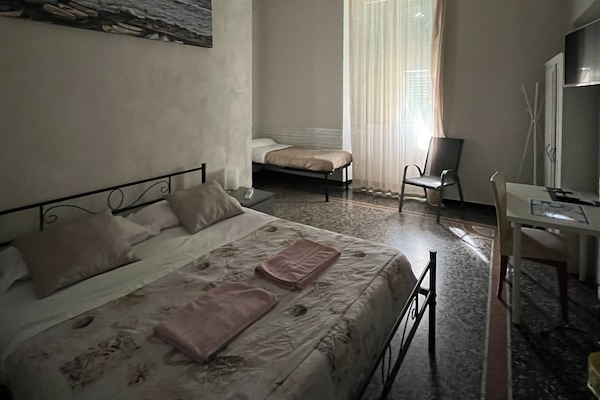 Habitación familiar, baño privado | Escritorio, cunas (de pago), wifi gratis y ropa de cama