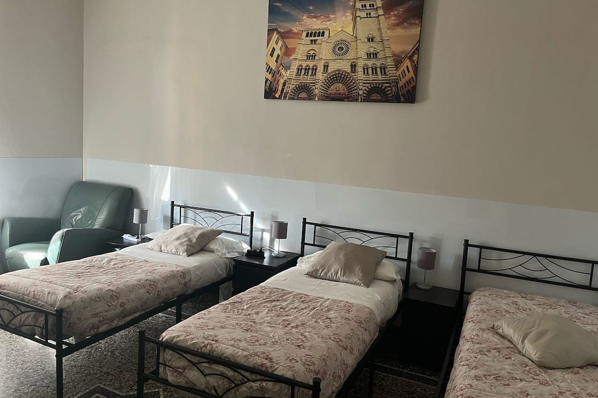 基础三人房, 公共浴室 | 办公桌、婴儿床、免费 WiFi、床单