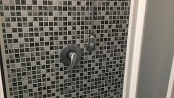 Doccia, set di cortesia gratuito, asciugacapelli, bidet