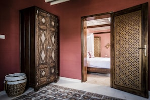 Comfort Double Room (No 4) | Individually decorated, free WiFi, bed sheets