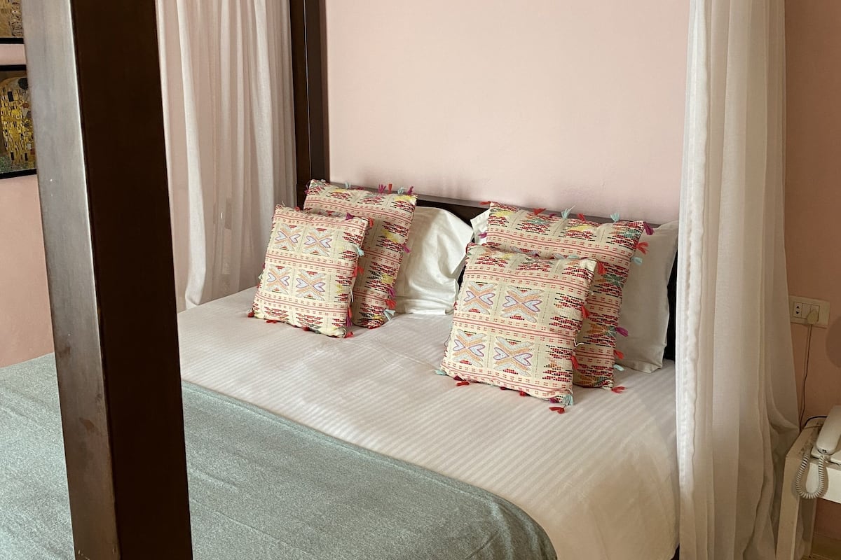 1 bedroom, individually decorated, free WiFi, bed sheets