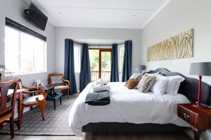 Dobbeltrom, 1 kingsize-seng, bassengutsikt | Skrivebord, skrivebord for bærbar PC og strykejern/-brett