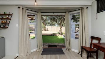 Doppelzimmer, 1 King-Bett, Terrasse | Blick auf den Garten