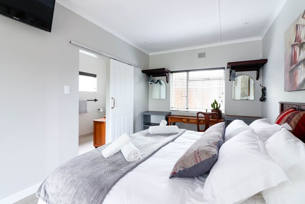 Kamer, 1 twee- of 2 eenpersoonsbedden, 1 kingsize bed, uitzicht op zwembad | Een bureau, een laptopwerkplek, een strijkplank/strijkijzer, gratis wifi