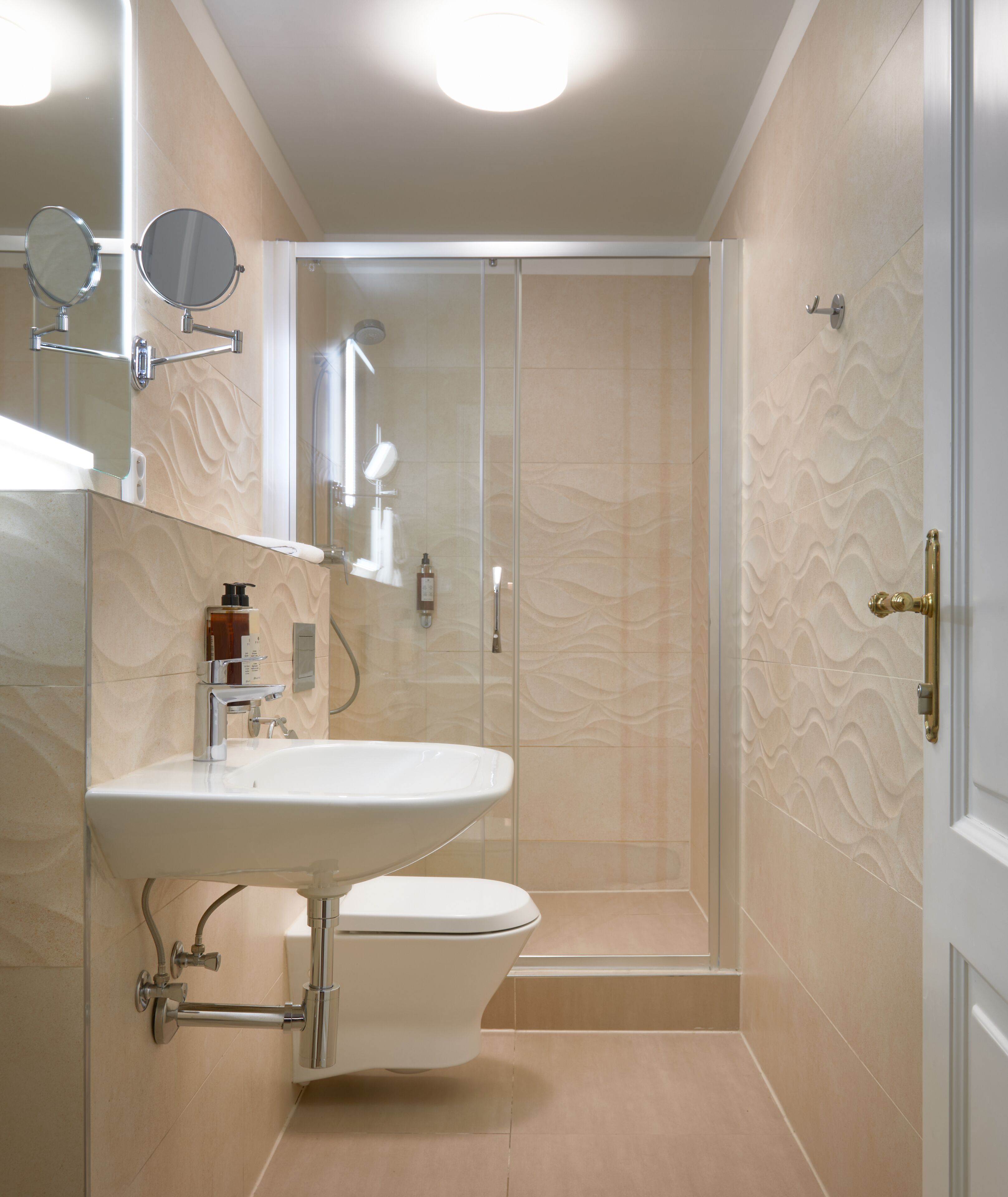 Un baño con lavamanos, inodoro y ducha.