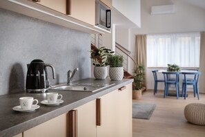 Departamento, 2 habitaciones, para no fumadores | Cocina privada | Refrigerador, microondas, parrilla de estufa y cafetera y tetera