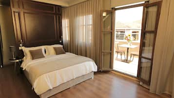 Suíte júnior, para não fumantes, sacada | 1 quarto, cofres nos quartos, escrivaninha, cortinas blackout