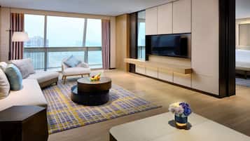 Businesssviitti | Tallelokero huoneessa, työpöytä, pimennysverhot, äänieristys