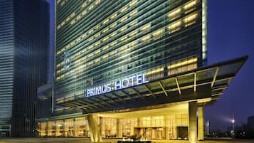 Fachada de la propiedad por la tarde o noche