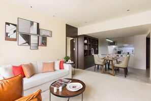 Departamento, 2 habitaciones | Área de sala de estar | Televisión de 55 pulgadas con canales por cable