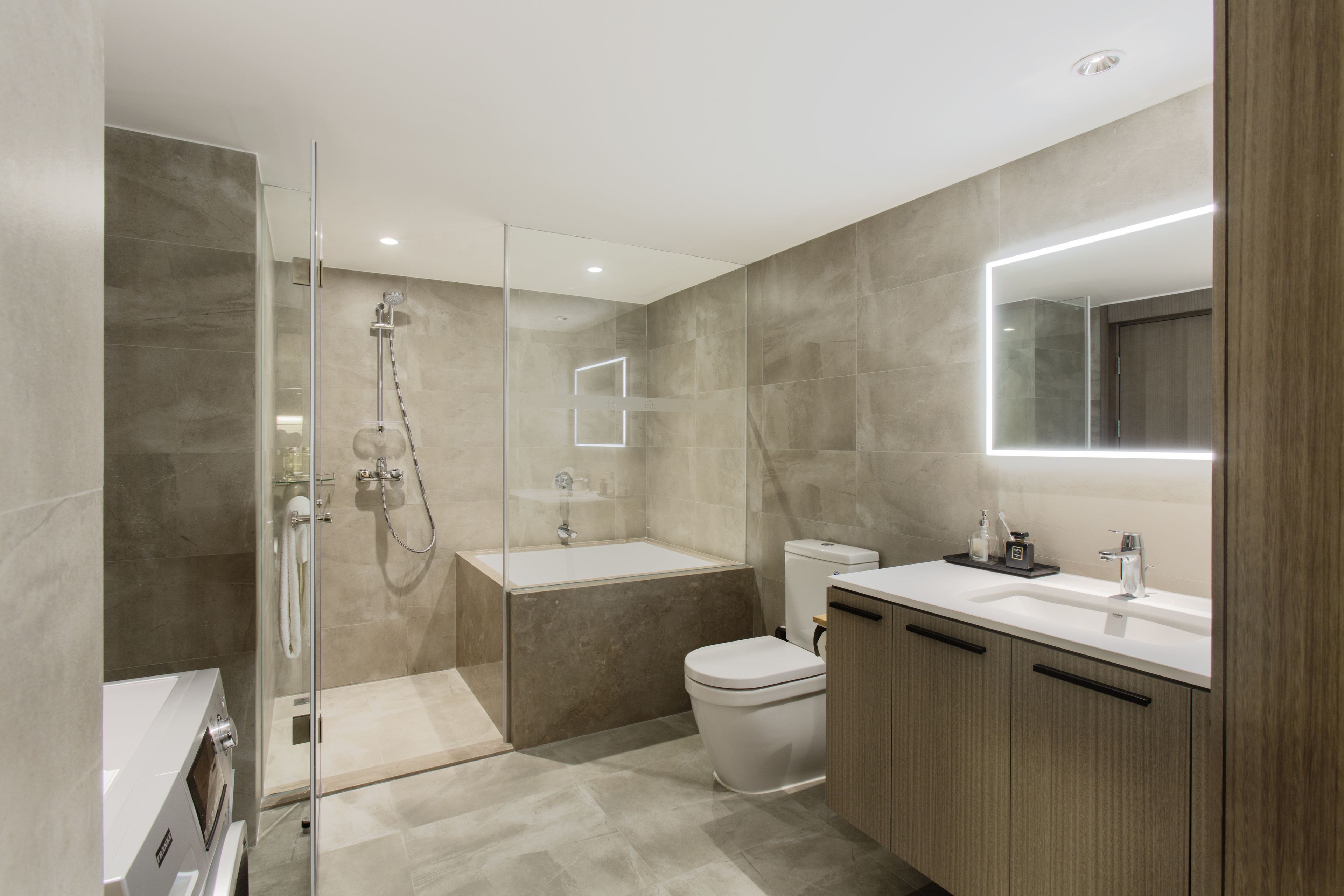 Apartment, 1 Bedroom | Bathroom | Shower, rainfall showerhead, free toiletries, hair dryer