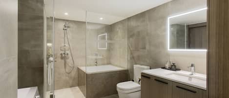 Apartemen, 1 kamar tidur | Kamar mandi | Shower, pancuran hujan, perlengkapan mandi gratis, dan pengering rambut