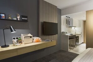 Estudio superior | Escritorio, cortinas blackout y tabla de planchar con plancha