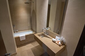 Double Room, Bathtub, Garden View | Bathroom - La Torre wine resort (Montecarlo)