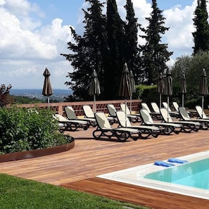 Una piscina al aire libre de temporada (de 08:00 a 19:00), sombrillas