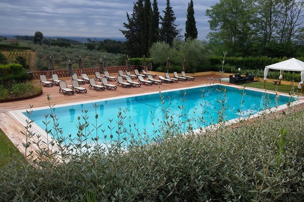Piscina stagionale all'aperto, ombrelloni da piscina, lettini