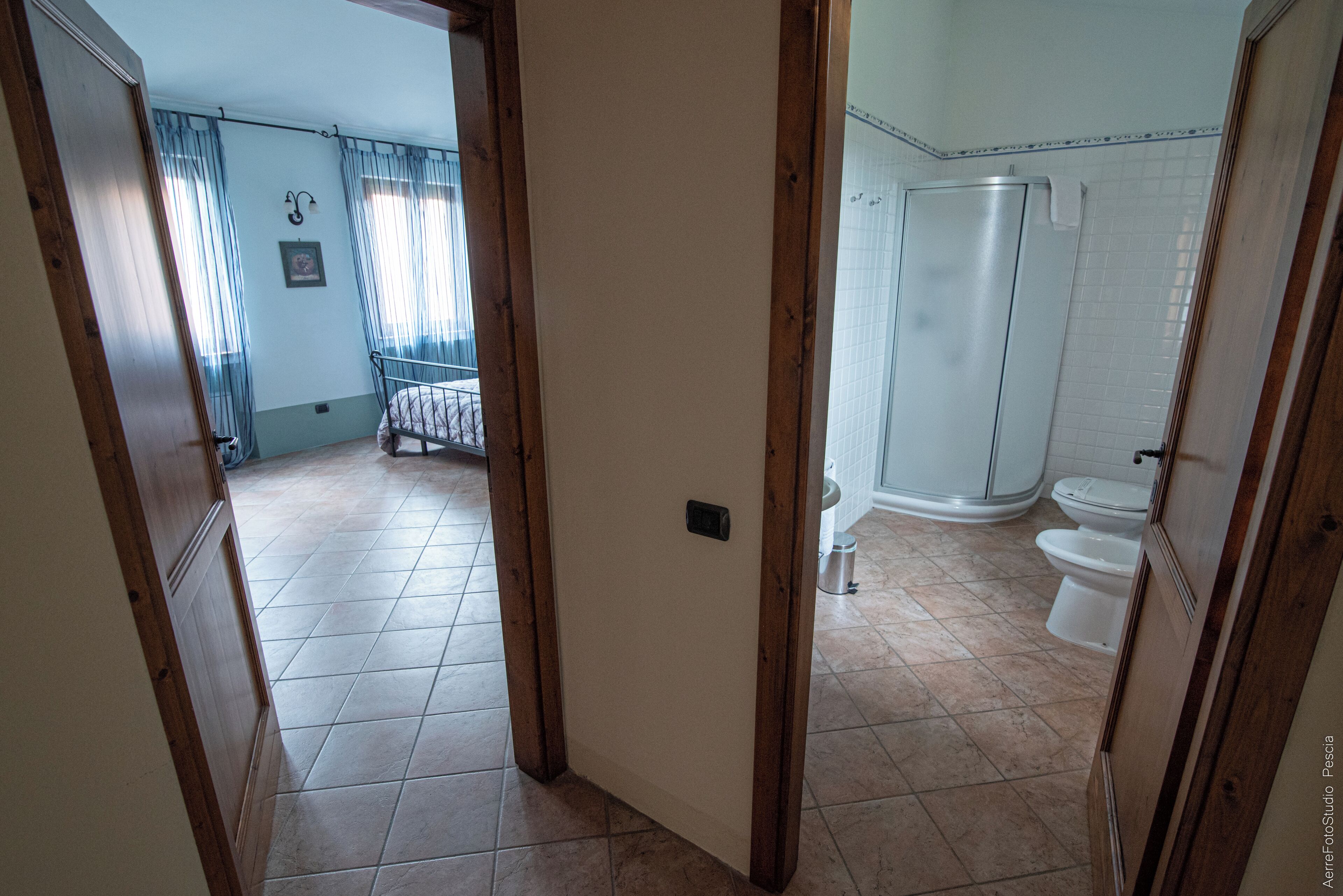 Un baño con ducha, inodoro y lavamanos.