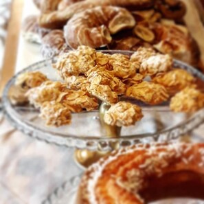 A glass plate with assorted pastries and a decorative bowl. - La Torre wine resort (Montecarlo)