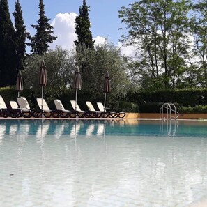 Sæsonbestemt udendørs pool, åben fra kl. 08.00 til kl. 19.00, parasoller