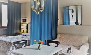 Deluxe Studio, 1 Double Bed, Non Smoking | Minibar, in-room safe, free WiFi, bed sheets