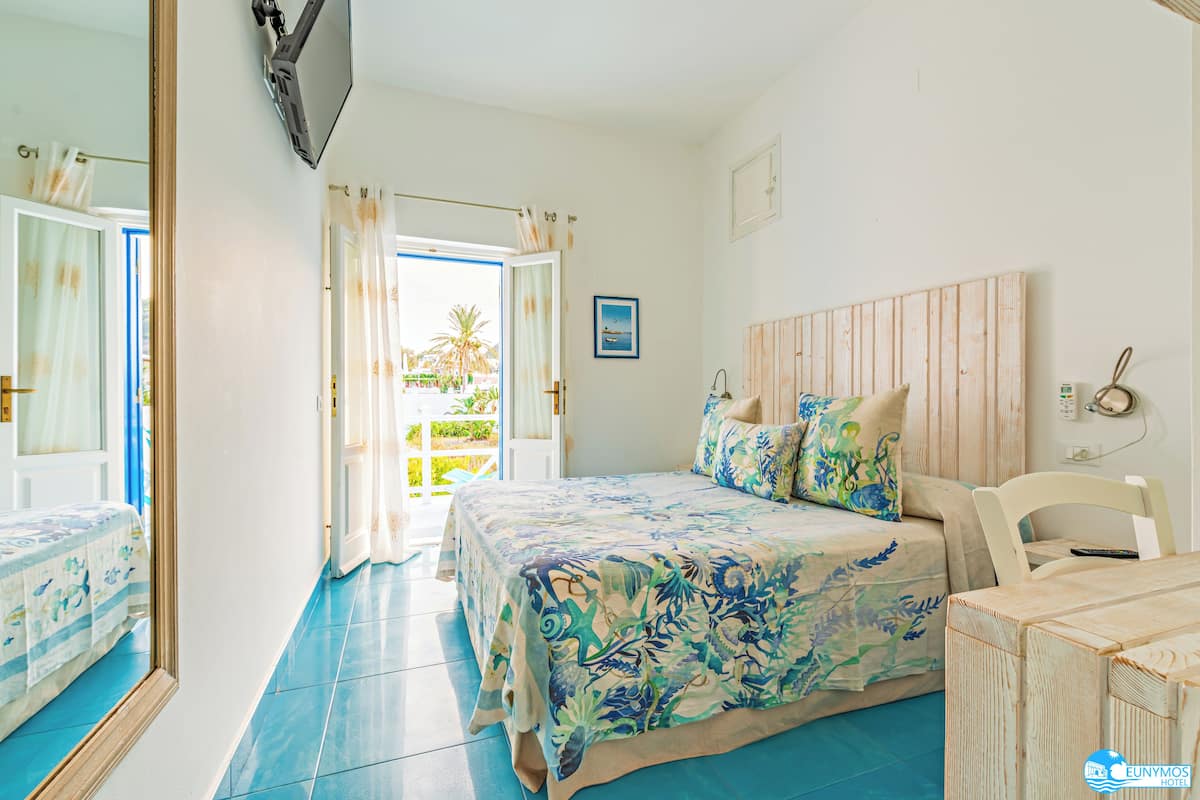 Tweepersoonskamer, balkon, uitzicht op baai | Luxe beddengoed, een minibar, een kluis op de kamer