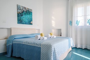 スーペリア ルーム ダブルベッド 1 台 テラス シービュー | 高級寝具、ミニバー、セーフティボックス (室内)、客室ごとに異なる装飾