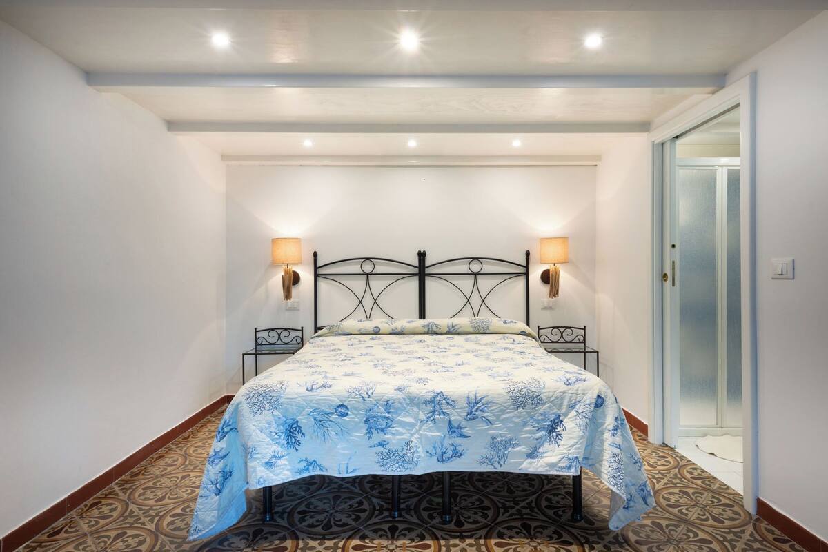 Chambre Quadruple Confort, côté cour intérieure | Literie de qualité supérieure, minibar, coffres-forts dans les chambres
