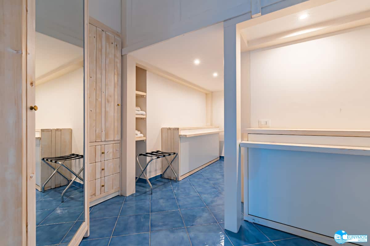 Chambre Quadruple Confort, plusieurs lits, côté cour intérieure | Literie de qualité supérieure, minibar, coffres-forts dans les chambres