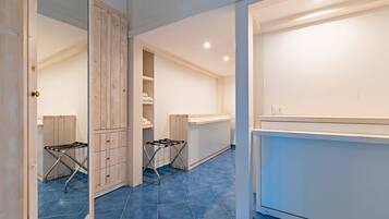 Quarto quádruplo conforto, várias camas, no pátio | Roupas de cama premium, frigobar, cofres nos quartos