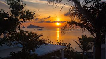 Beach nearby, white sand, sun-loungers, beach bar